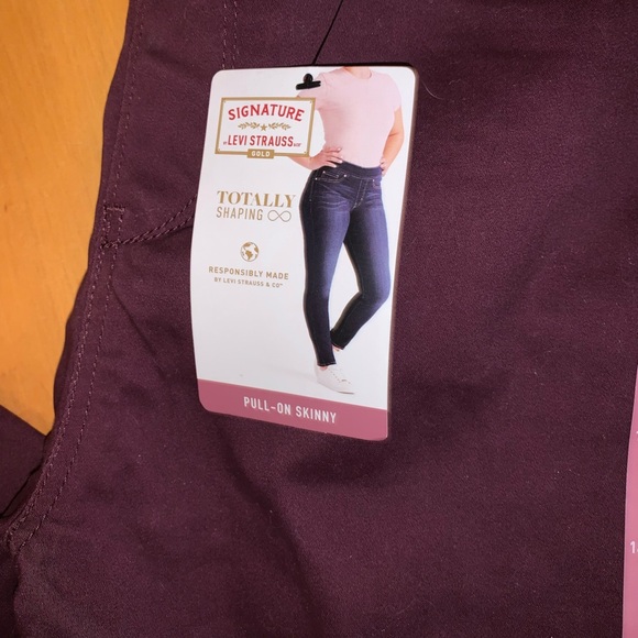 Women’s Levi pulling skinny jeans. NWT - Picture 4 of 8
